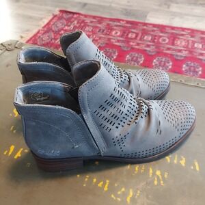 Blowfish Malibu Womens Grey Vegan Perforated Ruched Ankle Boots Size 8.5 B138